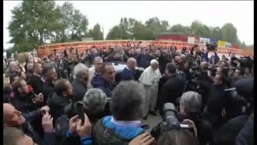 El papa visita la zona devastada por el terremoto de Italia