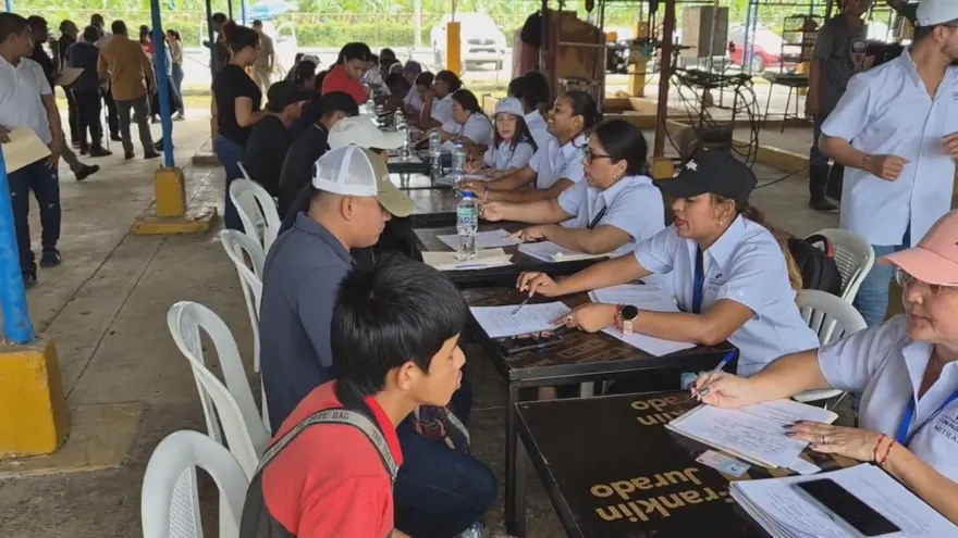 Personas en feria de empleo de Chiquita Panamá realizada por el Mitradel en Bocas del Toro.