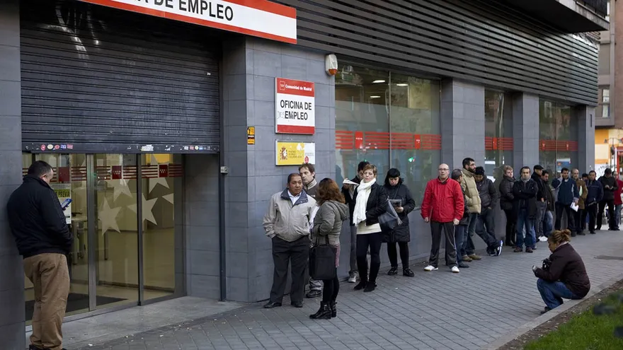 Filas en oficina de empleo en España.