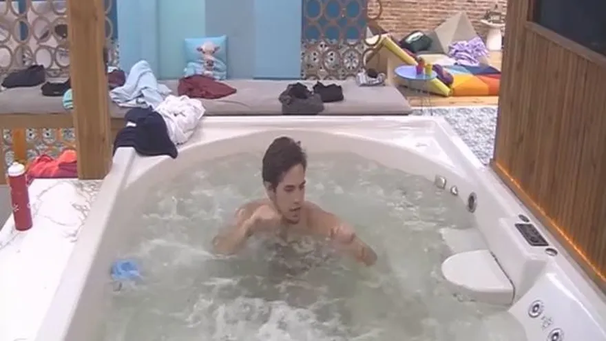 Alejo aprovechó el jacuzzi