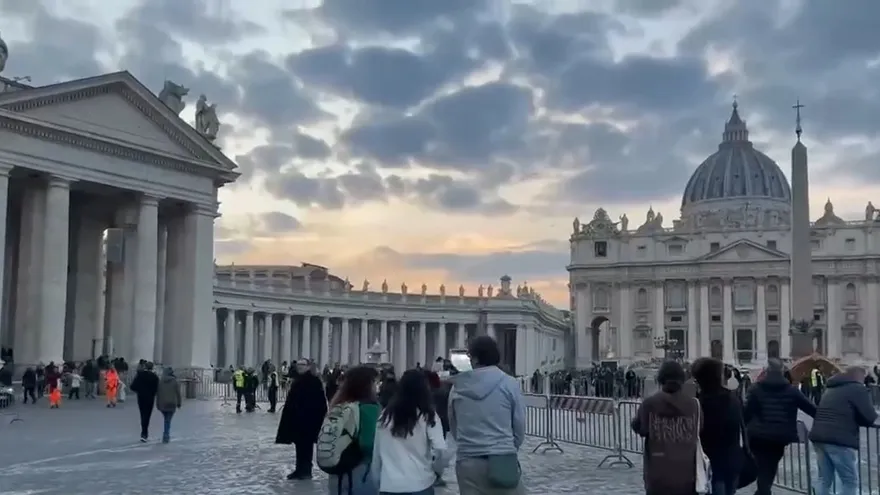 Miles de fieles siguen despidiendo los restos de Benedicto XVI
