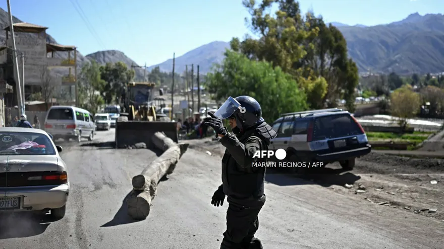 Desbloqueo de calles por policías en La Paz, Bolivia