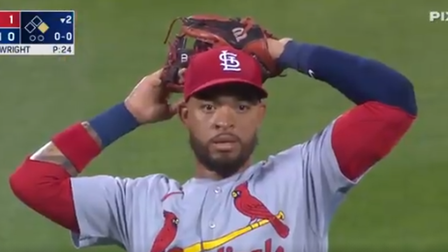 Edmundo Sosa le dio un pelotazo al umpire de primera base