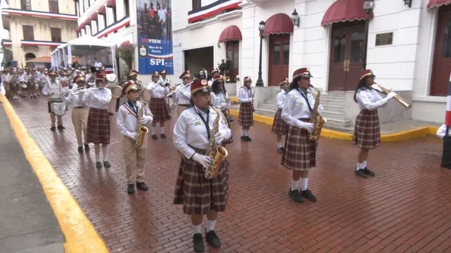 Desfiles Patrios del 4 de noviembre en la Ruta 1 del Casco Antiguo