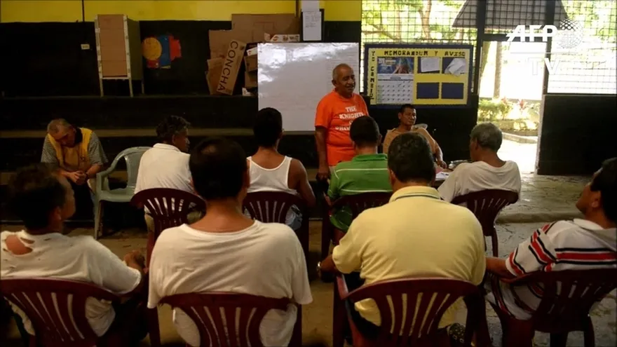 Pandilleros se rehabilitan con oficios en una hacinada cárcel