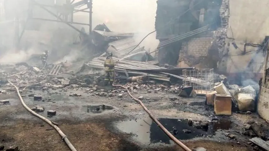 Bomberos sofocan el incendio en la fábrica de explosivos en Rusia