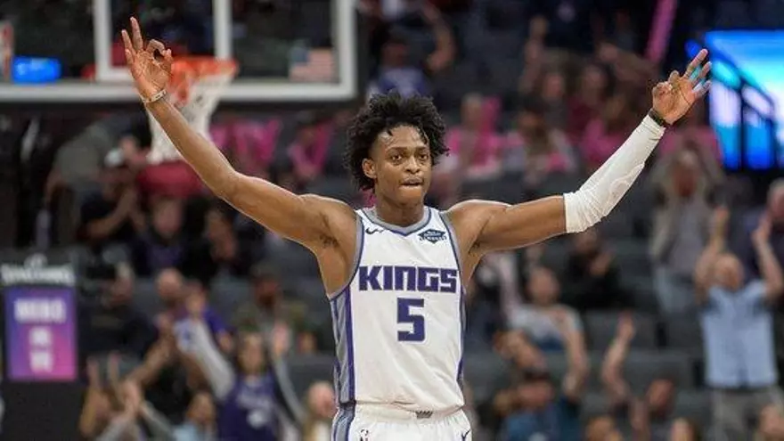 De'Aaron Fox bate marcas personales con triple-doble y Kings ganan