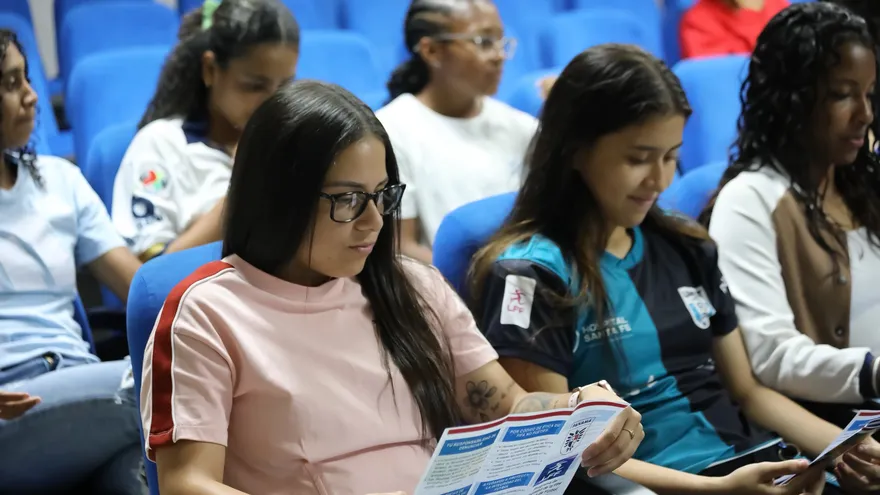 Jugadoras que se desempeñan en el fútbol femenino panameño participan de la actividad