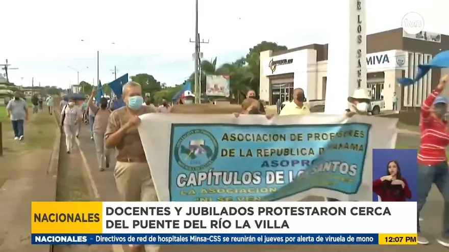 Educadores en Los Santos cierran las vías por el alto costo del combustible