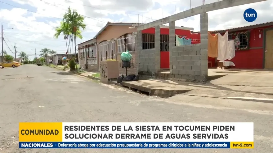 Derrames de aguas servidas desesperan a los residentes de La Siesta