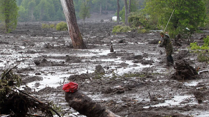 Un soldado del Ejército de Chile trabaja en la búsqueda de cuerpos en la Villa Santa Lucía, a unos 1.200 kilómetros al sur de Santiago (Chile)