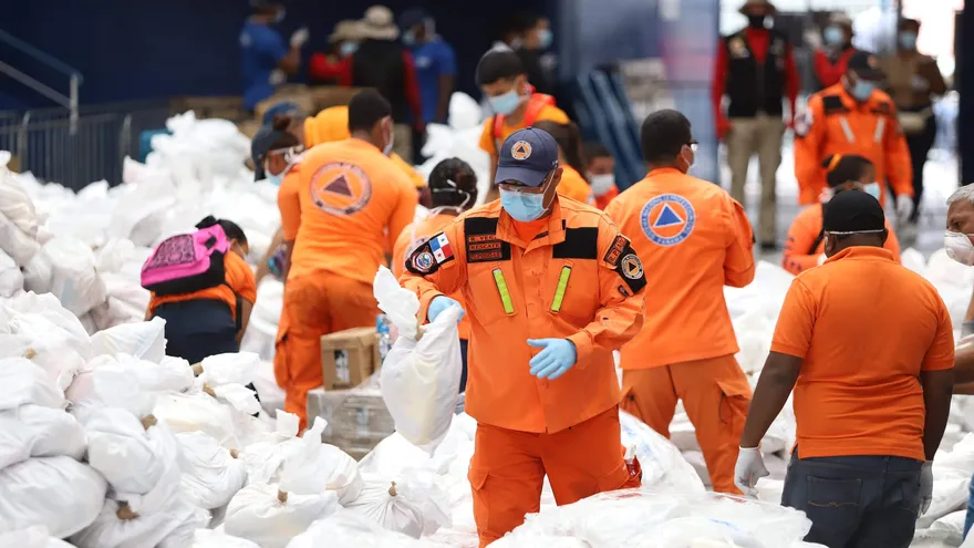 Funcionarios de Sinaproc en labores del Plan Panamá Solidario.