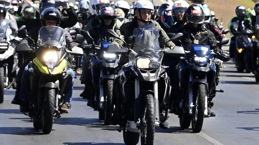 Bolsonaro encabeza caravana.