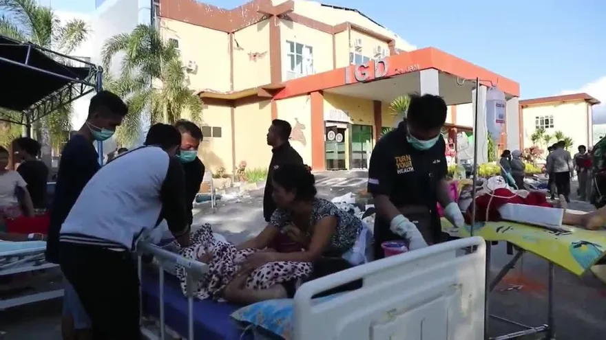 Continúan las tareas de rescate en Indonesia tras el virulento terremoto