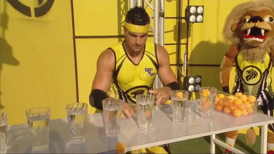 ¡Los leones por fin dominaron el juego de encestar las pelotitas en el vaso!