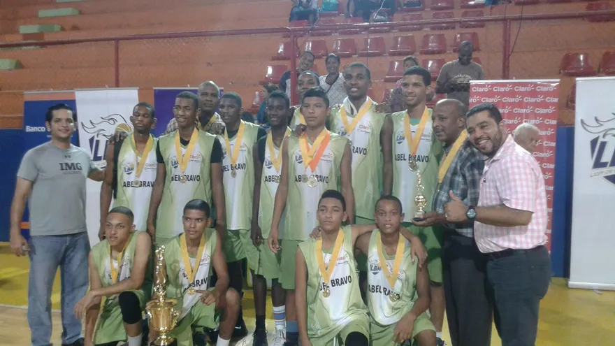 Equipo del colegio Abel Bravo posa con el trofeo de campeón