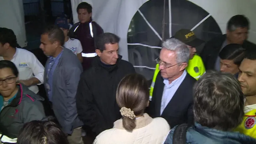 Uribe busca el regreso de la derecha dura al poder en Colombia.mp4