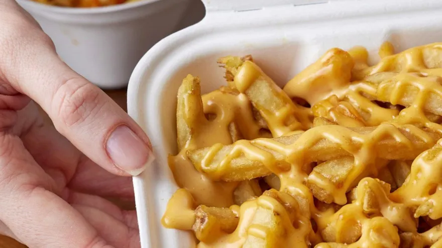 Plato de papas fritas con salsa