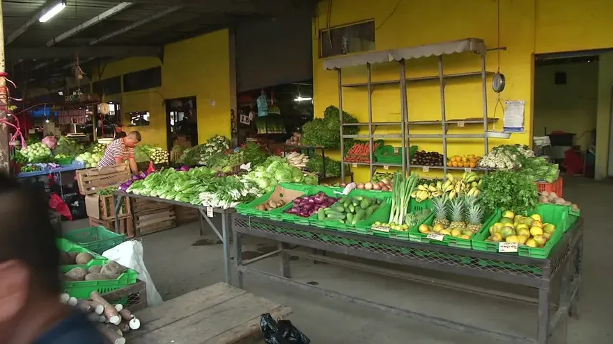 Panameño acude al mercado en busca de comida barata