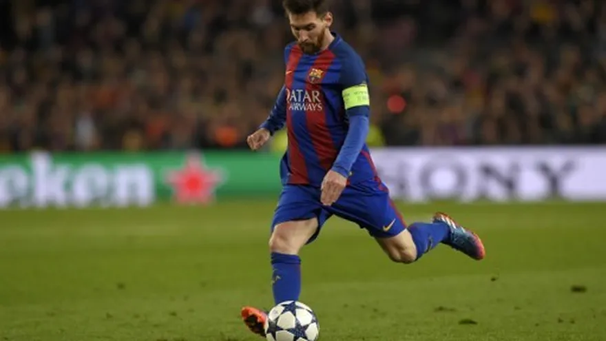 Messi, atascado por la alegría azulgrana, mientras Neymar se va de fiesta.