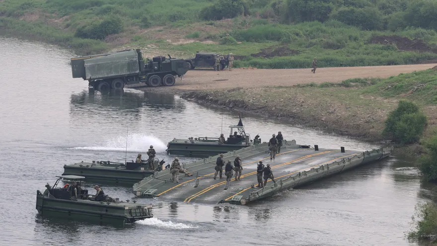 Soldados estadounidenses instalaron un puente flotante sobre un río en un campo de entrenamiento militar en Yeoncheon el 20 de agosto de 2026, durante los ejercicios militares conjuntos de Estados Unidos y Corea del Sur.
