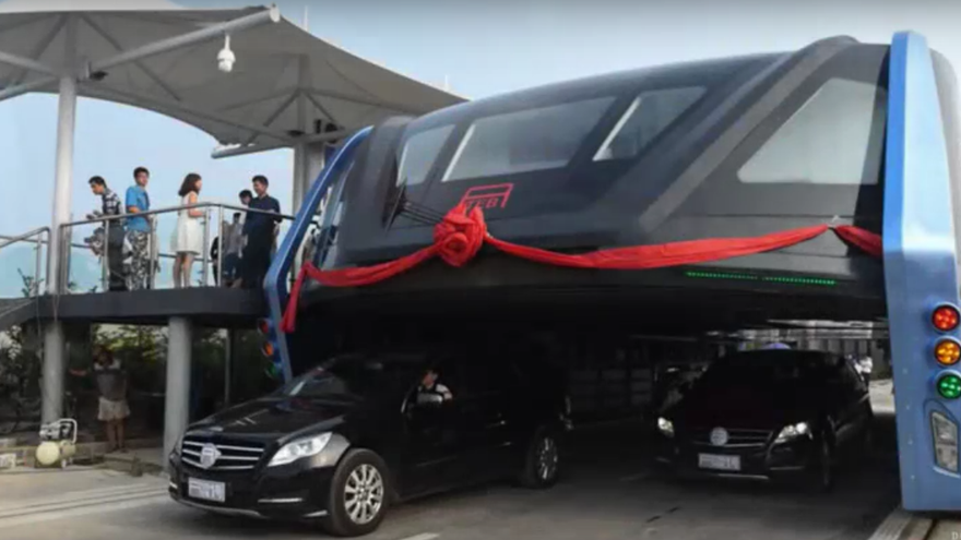 El autobús TEB-1, siglas en inglés de Autobús Elevado de Tránsito, fue presentado al público  este miércoles 3 de agosto