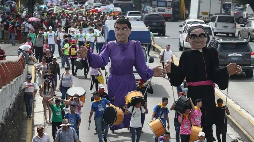 Decenas de personas fueron registradas este miércoles al participar en una manifestación para rechazar la privatización del agua, durante el Día Internacional del Medioambiente, en el Parque Cuscatlán de San Salvador (El Salvador).