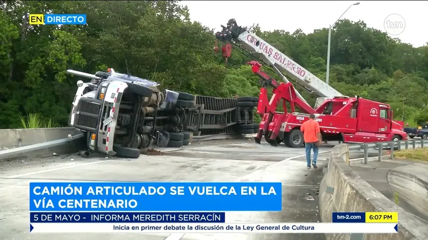 Camión articulado se vuelca en la vía Centenario