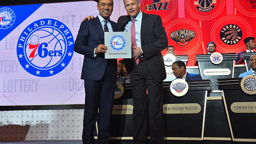 Brett Brown (d), director de los Sixers, junto a Mark Tatum (i), comisionado diputado de la NBA