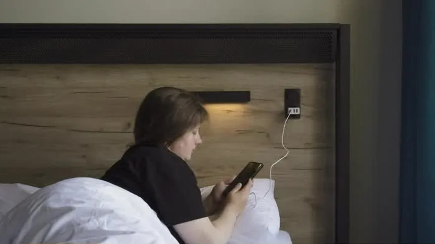 Bomberos: Dejar el celular cargando toda la noche representa un peligro