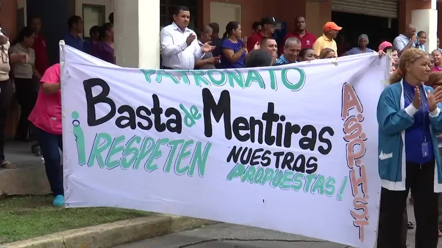 Administrativos del Santo Tomás siguen en paro de labores