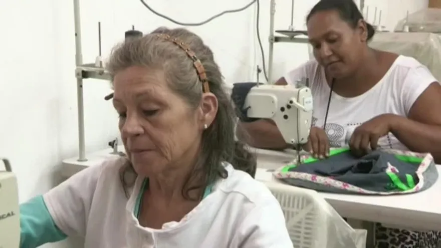 Mujeres en situación de pobreza aprenden a coser y a crear empresas en Venezuela