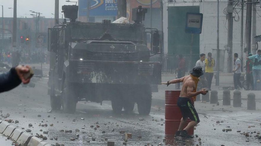 Una tanqueta de la policía antidisturbios enfrenta a un grupo de manifestantes el 22 de noviembre de 2019, en un sector de Patio Bonito, sur de Bogotá (Colombia).