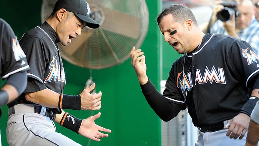 Ichiro Suzuki (i) junto a Martín Prado (d)