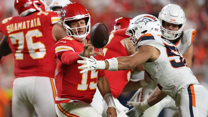 Patrick Mahomes suelta el ovoide durante el partido entre los Chiefs y los Broncos