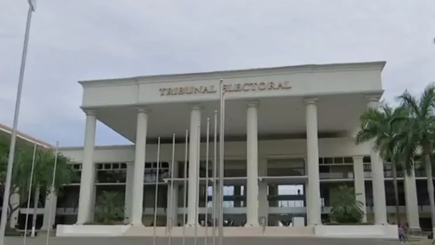 Martinelli y su esposa acuden al Tribunal Electoral a presentar candidatura a vicepresidencia