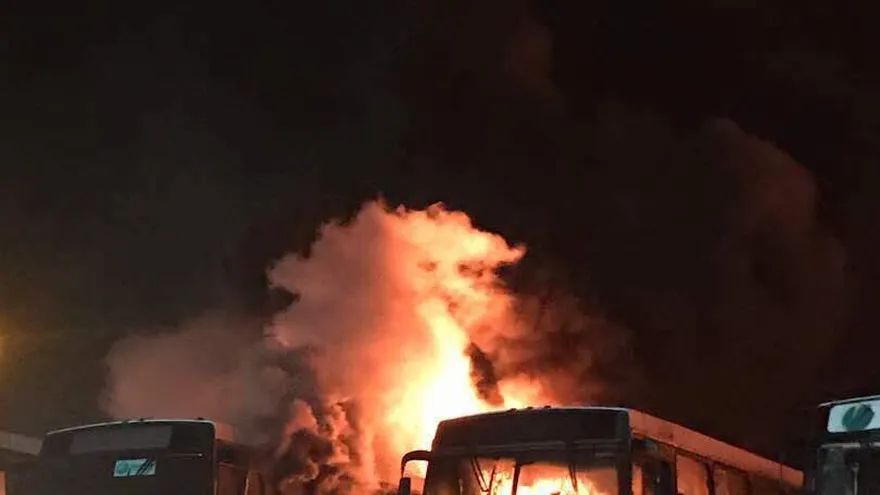 Incendian autobuses en el estado de Bolívar, al sur de Venezuela. El gobernador chavista Francisco Rangel Gómez dijo que se trata de un 'ataque terrorista'.
