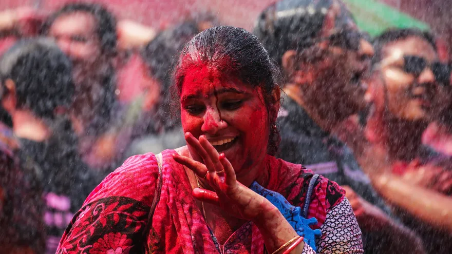 Varios ciudadanos celebran el festival Holi en Bombay (India)