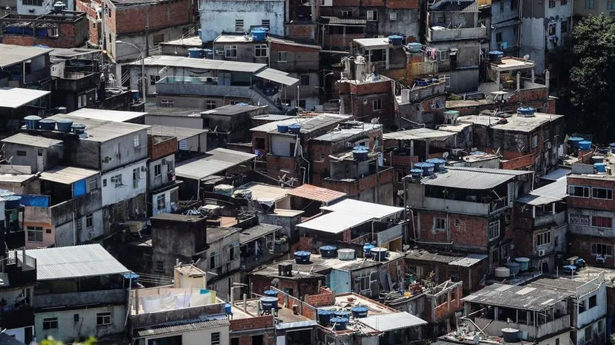 Narcos y milicianos imponen toque de queda en favelas por miedo a coronavirus