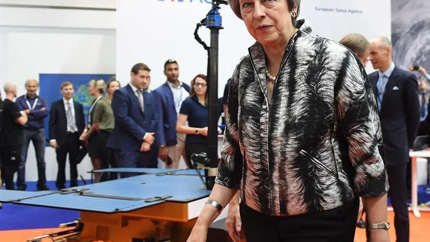La primera ministra británica, Theresa May, en el salón aeronáutico de Farnborough (Reino Unido).