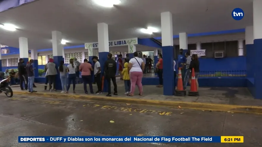 Miles de personas acuden a vacunación en el circuito 8-8