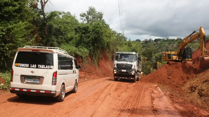 MOP libera la vía Las Tablas-Tonosí a la altura de El Espavé mientras avanza en la recuperación de la red vial en la provinciaMOP libera la vía Las Tablas-Tonosí a la altura de El Espavé