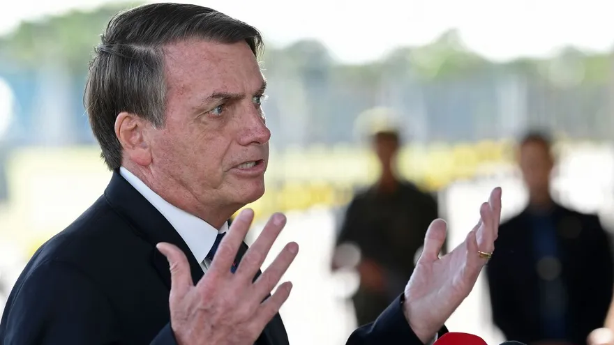 Twitter elimina dos tuits de Bolsonaro.