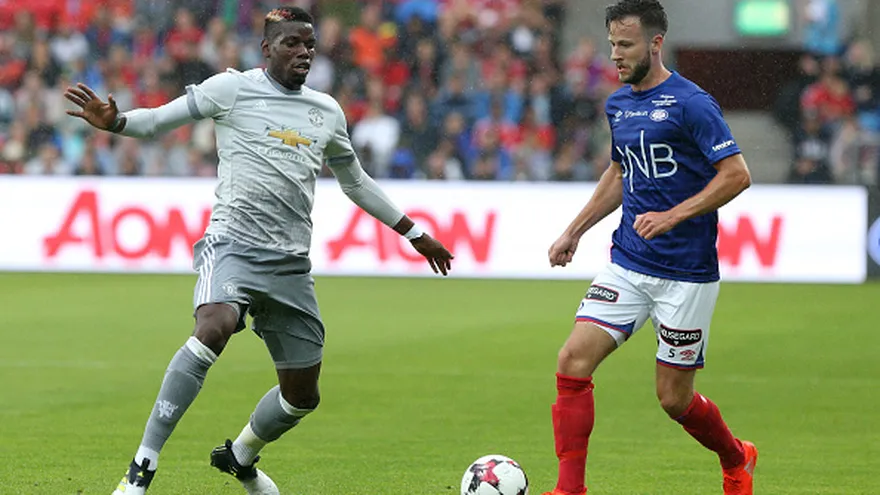 Pogba (izq.) fue de la partido para el United.