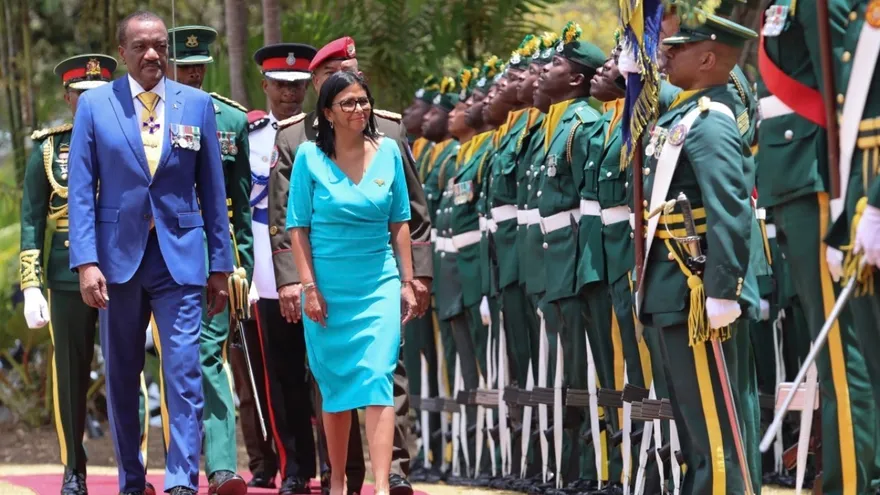 Jeffrey Bostic, presidente de Barbados (Izq); Delcy Rodríguez, presidenta interina de Venezuela (dch)
