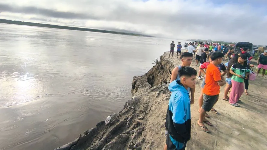 Deslizamiento de tierra en un puerto fluvial de Ucayali, Perú