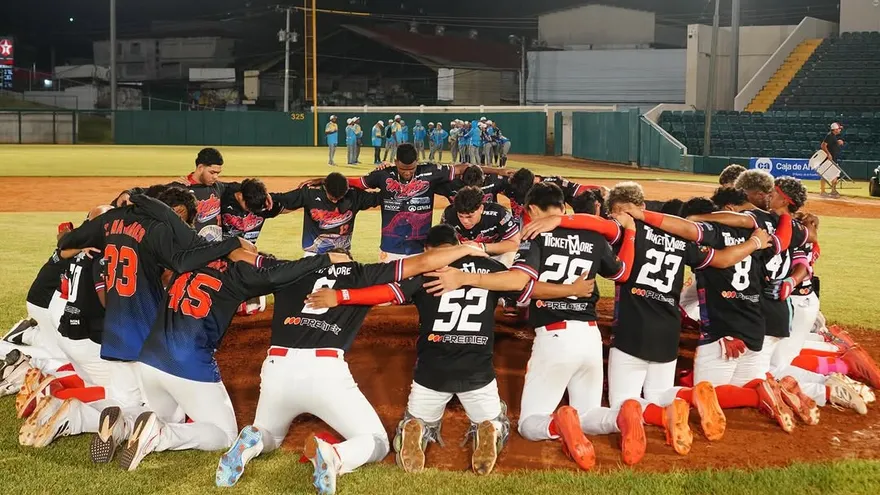 Jugadores del equipo juvenil de Panamá Metro reunidos