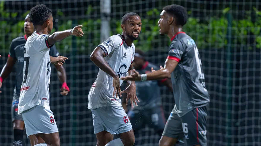 Sporting San Miguelito y Unión Coclé FC en acción