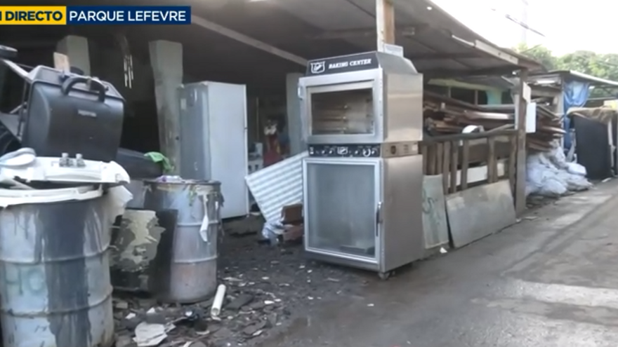 Muchos muebles de las personas afectadas fueron colocados fuera de sus hogares.