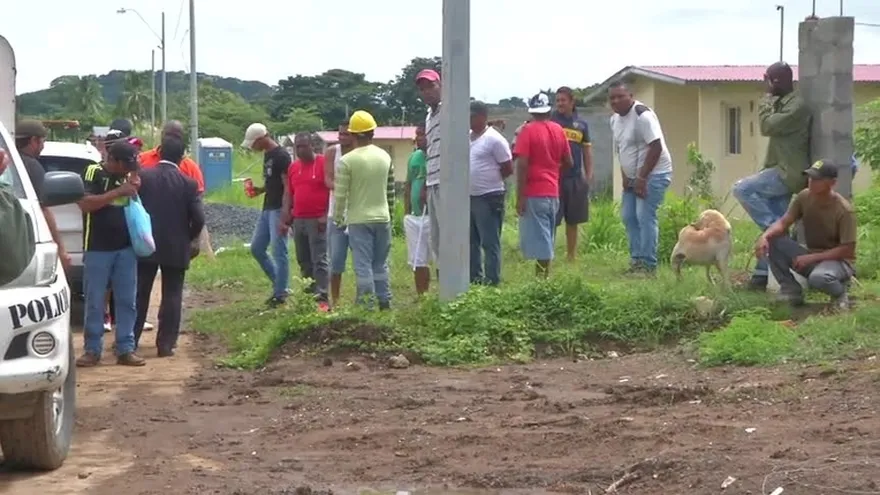 Obreros paralizan proyecto de Techos de Esperanza